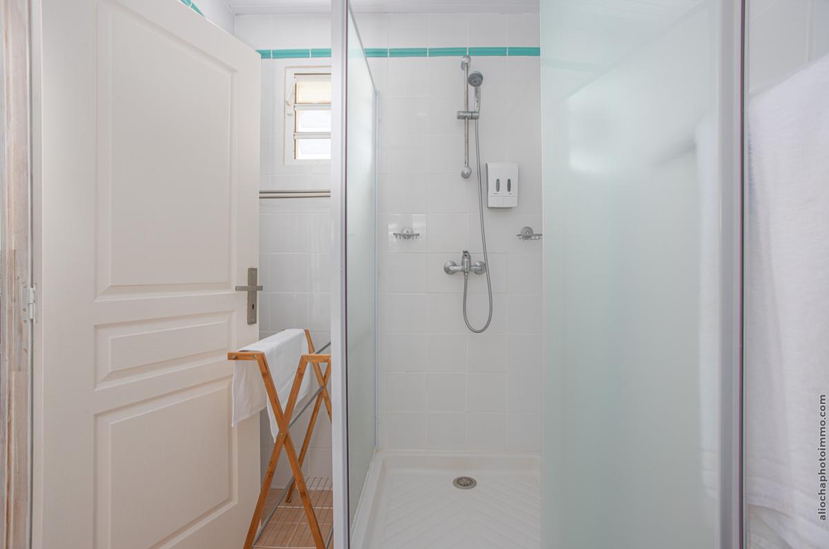 21 Location-villa-Martinique_ chambre 3 salle d'eau